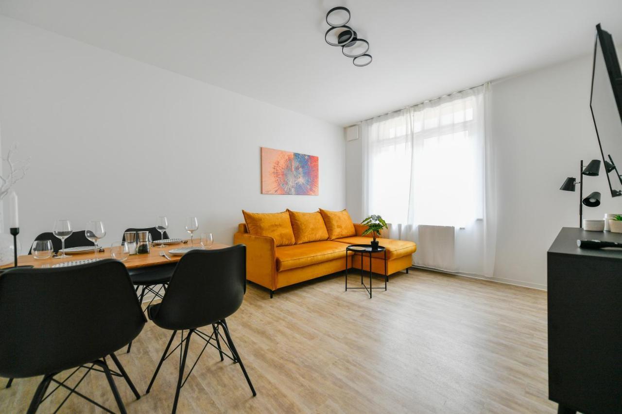 Ferienwohnungen Am Theater - Modern, Zentral Und Ruhig Mit Kueche, Waschtrockner, Netflix, Wlan Und Parkplatz- 2 Zimmer, 52 Qm コットブス エクステリア 写真
