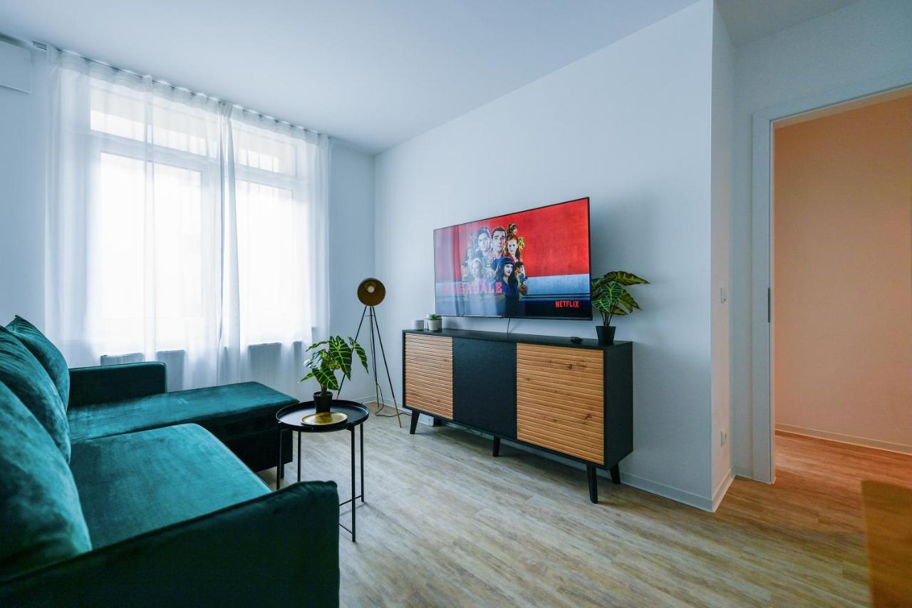 Ferienwohnungen Am Theater - Modern, Zentral Und Ruhig Mit Kueche, Waschtrockner, Netflix, Wlan Und Parkplatz- 2 Zimmer, 52 Qm コットブス エクステリア 写真